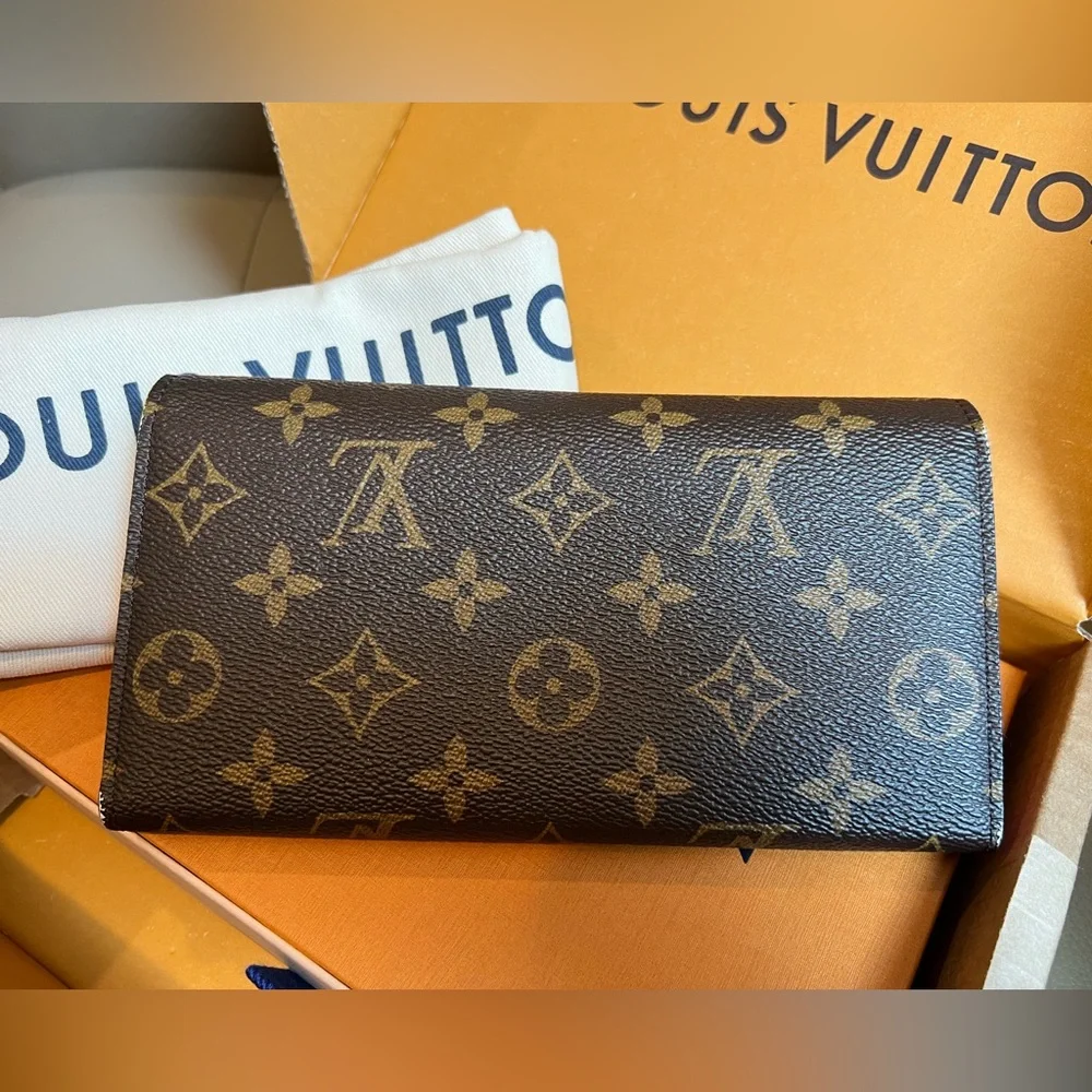 Louis vuitton limited edition Monogram love Lock full size Sarah Wallet - Picture 3 of 11